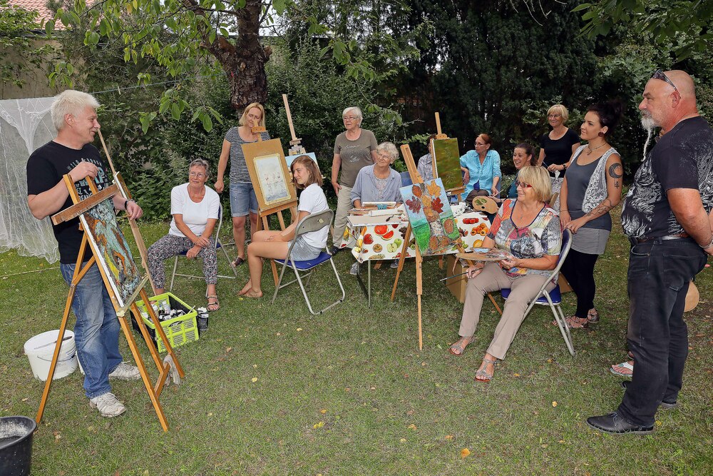 Detlef Frenkel erläutert seine Malerei mit Metalllösungen