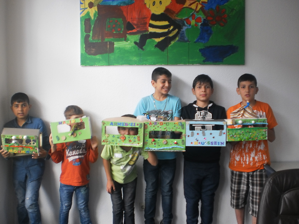 Projekt mit Flüchtlingskindern. Gestaltung und Aufführung eines Puppenspiels, inklusive Puppen– und Bühnenbau.