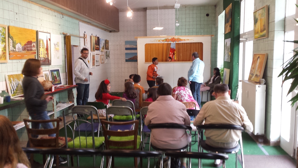 Projekt mit Flüchtlingskindern. Gestaltung und Aufführung eines Puppenspiels, inklusive Puppen– und Bühnenbau.