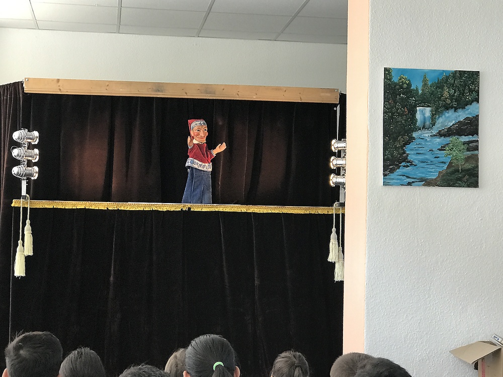 Projekt mit Flüchtlingskindern. Gestaltung und Aufführung eines Puppenspiels, inklusive Puppen– und Bühnenbau.